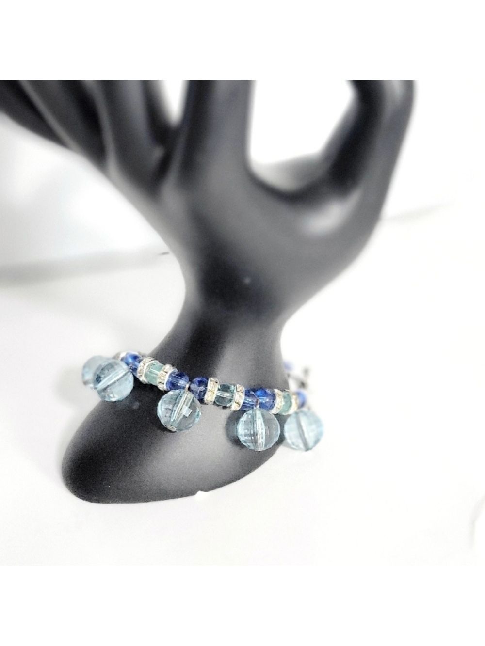 Artisanal Blue Beaded Bracelet Elegant - Picture 3 of 5